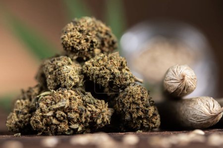 Téléchargez les photos : Cannabis marijuana et bourgeon avec des bourgeons de marijuana sur fond sombre - en image libre de droit