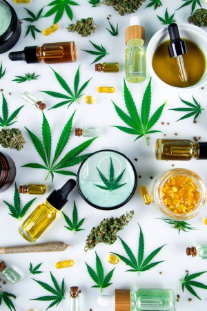 Téléchargez les photos : Huile de cannabis, marijuana et cbd, feuilles de chanvre - en image libre de droit
