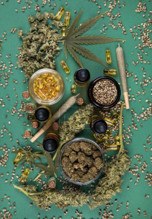 Téléchargez les photos : Marijuana médicale cannabis cbd huile - en image libre de droit