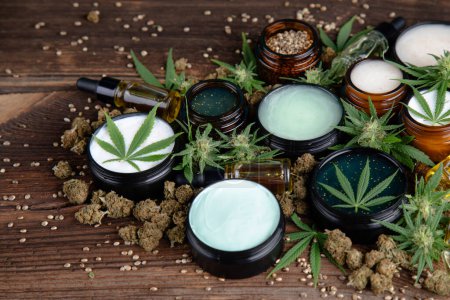 Foto de Cáñamo y marihuana, aceite de cannabis y semillas de cáñamo. aceite de cáñamo, cbd - Imagen libre de derechos