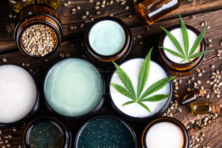 Téléchargez les photos : Cannabis cbd chanvre produits. cannabis, huile de cbd, graines de chanvre sur fond de bois. - en image libre de droit