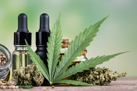 Téléchargez les photos : Cannabis feuilles de chanvre cbd et bouteille sur fond de marbre blanc. - en image libre de droit