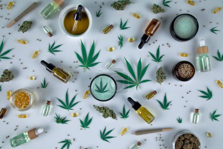 Téléchargez les photos : Cannabis et marijuana huile et feuilles de chanvre, marijuana, graines de chanvre sur fond blanc - en image libre de droit