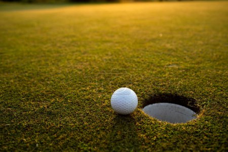 Téléchargez les photos : Balle de golf sur une balle de golf sur herbe verte. - en image libre de droit