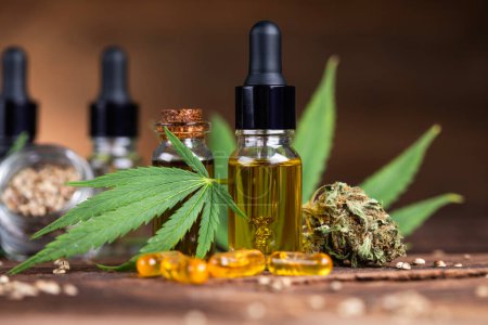 Téléchargez les photos : Cbd huile huile de chanvre et produits à base d'huile de cannabis sur table en bois - en image libre de droit