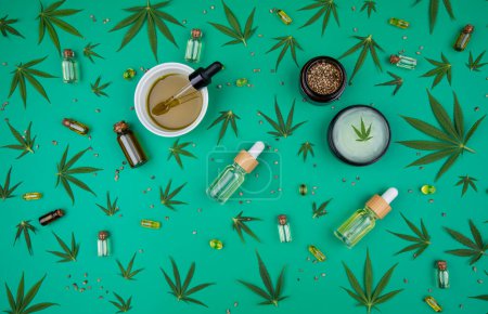 Téléchargez les photos : Produits du chanvre et feuilles de marijuana - en image libre de droit
