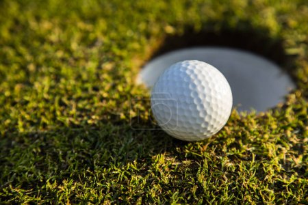 Téléchargez les photos : Balle de golf sur Tee - en image libre de droit