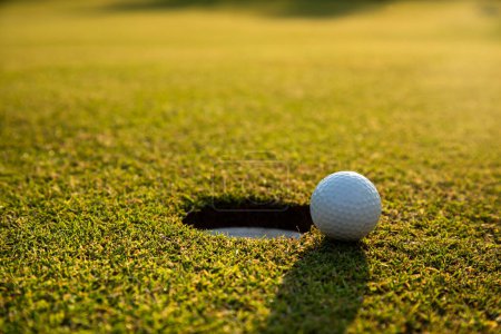 Téléchargez les photos : Balle de golf sur balle de golf sur herbe verte dans le terrain de golf. - en image libre de droit