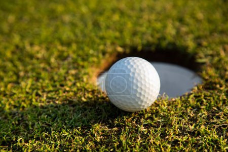 Foto de Pelota de golf en T - Imagen libre de derechos