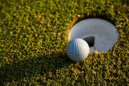 Téléchargez les photos : Balle de golf sur le terrain de golf - en image libre de droit