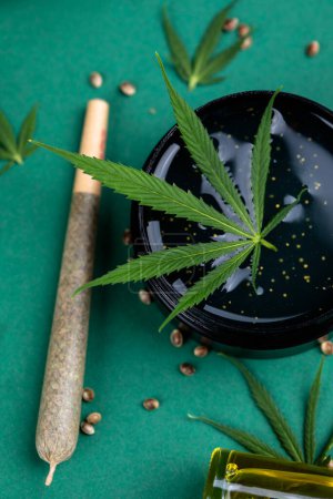 Téléchargez les photos : Cbd huile de marijuana et graines de chanvre sur fond noir. - en image libre de droit