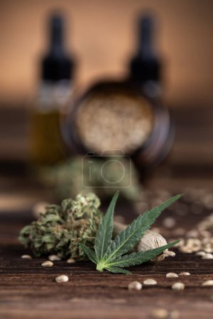 Foto de Aceite de cáñamo y cannabis sobre fondo de madera - Imagen libre de derechos