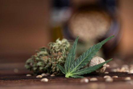 Téléchargez les photos : Bourgeons de marijuana et graines de chanvre. huile de cannabis - en image libre de droit