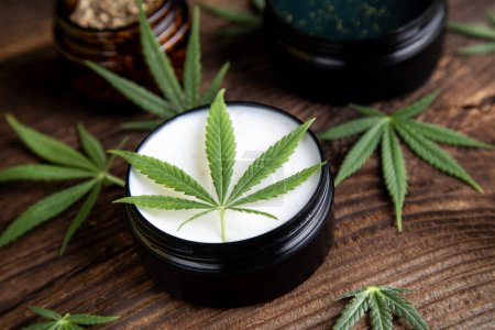 Téléchargez les photos : Cannabis cbd feuilles de chanvre et huile de cannabis sur table en bois. - en image libre de droit