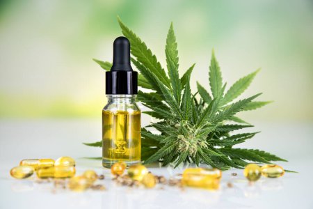 Téléchargez les photos : Cannabis cbd huile de chanvre en petite bouteille sur fond blanc avec des feuilles de chanvre. - en image libre de droit
