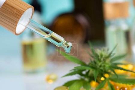 Téléchargez les photos : Huile de cannabis médical et graines de chanvre sur fond blanc avec espace de copie - en image libre de droit