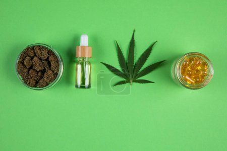 Téléchargez les photos : Huile de marijuana avec feuille de cannabis - en image libre de droit