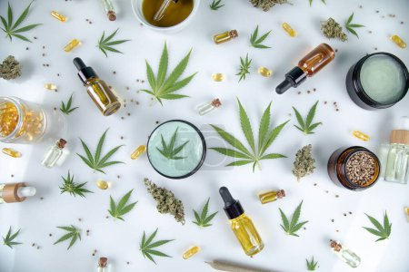Téléchargez les photos : Cannabis, huile de cbd, marijuana et feuilles de chanvre sur fond blanc - en image libre de droit