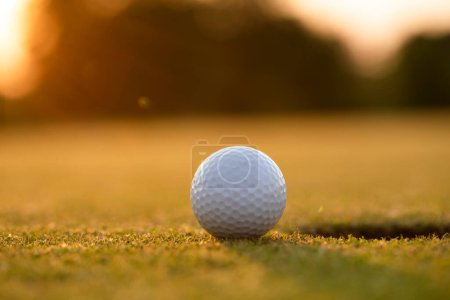 Téléchargez les photos : Balle de golf sur herbe verte - en image libre de droit