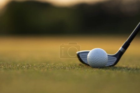 Téléchargez les photos : Club de golf et balle sur l'herbe de golf - en image libre de droit