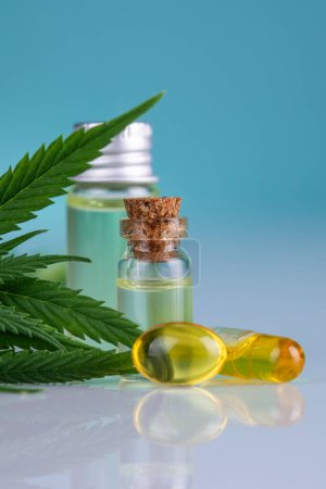 Téléchargez les photos : Bouteille d'huile de cannabis et graines de chanvre sur fond blanc - en image libre de droit