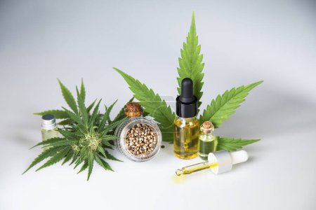 Foto de Aceite de cáñamo y hoja de cannabis sobre la mesa. aceite de cbd y cannabis medicinal - Imagen libre de derechos