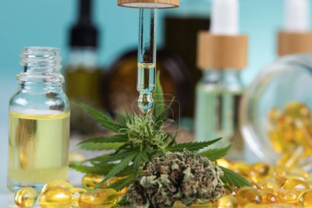 Téléchargez les photos : Hemp oil in a glass bottle, cannabis leaf with hemp oil - en image libre de droit