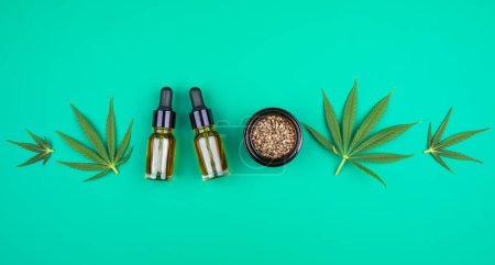Téléchargez les photos : Huile de cannabis et graines de chanvre. les produits du cannabis. huile de cannabis sur fond vert avec de l'huile de chanvre. produits cbd. - en image libre de droit