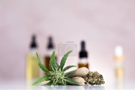 Foto de Aceite de cannabis cbd, productos de cáñamo y hojas de cannabis sobre fondo blanco - Imagen libre de derechos