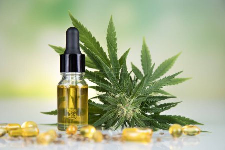 Téléchargez les photos : Cannabis leaf and oil in glass bottle. hemp oil and hemp oil. cbd oil. alternative medicine - en image libre de droit