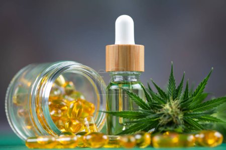 Téléchargez les photos : Cannabis oil bottle with hemp seeds on a white background. - en image libre de droit