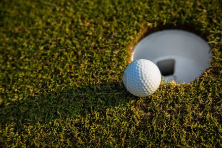 Téléchargez les photos : Balle de golf dans le club de golf - en image libre de droit
