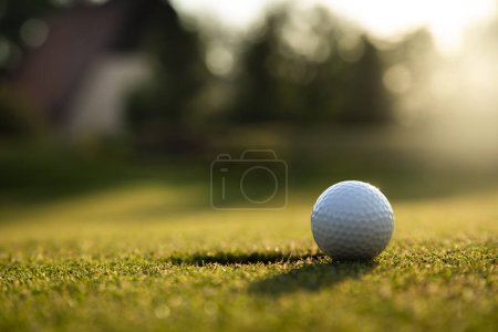 Téléchargez les photos : Balle et balle de golf dans le parcours sur herbe verte - en image libre de droit