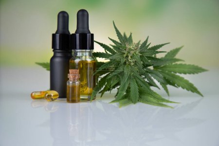 Téléchargez les photos : Marijuana médicale huile de cbd - en image libre de droit