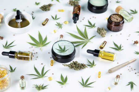 Téléchargez les photos : Produits à l'huile de cannabis sur fond blanc - en image libre de droit