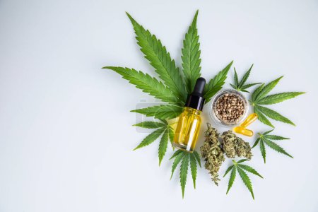 Téléchargez les photos : Cannabis et feuilles de marijuana - en image libre de droit