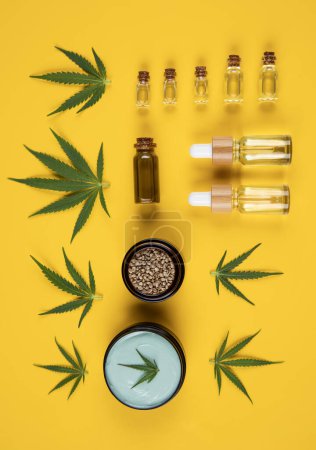 Foto de Productos de cáñamo cbd y marihuana sobre fondo amarillo. Acostado. vista superior. - Imagen libre de derechos