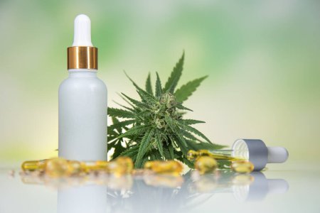 Téléchargez les photos : Huile de cannabis et marijuana médicale sur fond blanc. huile de chanvre concept - en image libre de droit