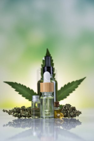 Foto de Botella de aceite de cannabis de cáñamo con hoja de cannabis y aceite de cannabis sobre un fondo blanco. aceite de extracto de cáñamo cbd. producto de cáñamo. - Imagen libre de derechos