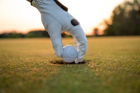 Téléchargez les photos : Joueur de golf mettre sur la balle de golf - en image libre de droit