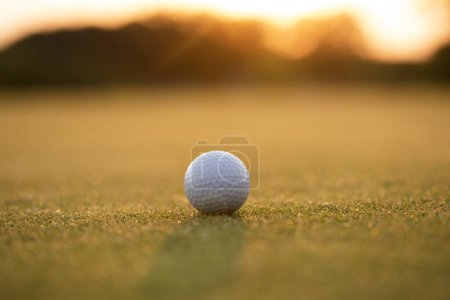 Téléchargez les photos : Balle de golf sur le terrain de golf sur l'herbe. - en image libre de droit