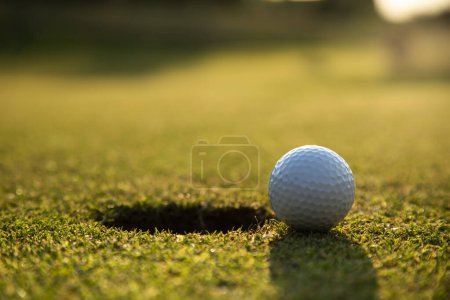 Téléchargez les photos : Balle de golf dans l'herbe - en image libre de droit