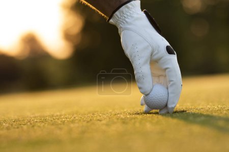 Téléchargez les photos : Gros plan des mains masculines jouant au golf - en image libre de droit