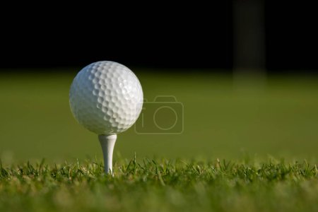 Téléchargez les photos : Balle de golf dans le parcours - en image libre de droit