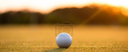 Téléchargez les photos : Balle de golf sur herbe - en image libre de droit