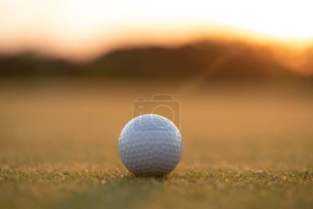 Téléchargez les photos : Balle de golf sur balle de golf dans le golf - en image libre de droit