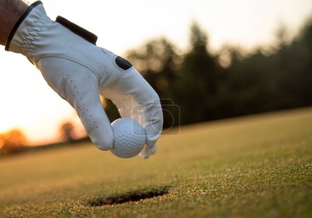Téléchargez les photos : Joueur de golf en action - en image libre de droit