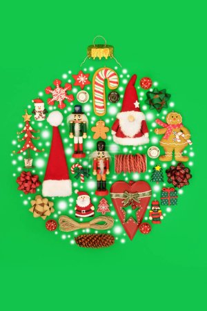 abstrait arbre de Noël forme ronde boule décoration concept avec des décorations naturelles symboles et la neige. Design rétro respectueux de l'environnement sur fond vert. 
