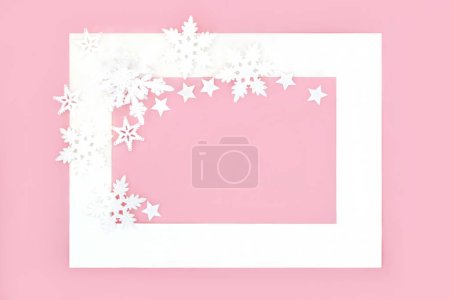 Téléchargez les photos : Flocon de neige et étoile décorative abstraite fête de Noël fond rose. Conception minimale pour l'hiver, Noël et le Nouvel An saison des fêtes. - en image libre de droit
