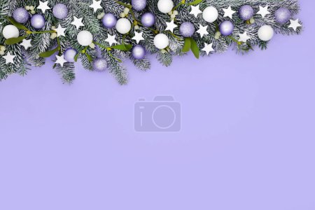 Navidad composición de fondo lila. Decoraciones de estrellas y árboles con muérdago de abeto cubierto de nieve con bolas brillantes. Frontera para el invierno, Navidad y Año Nuevo festivo.